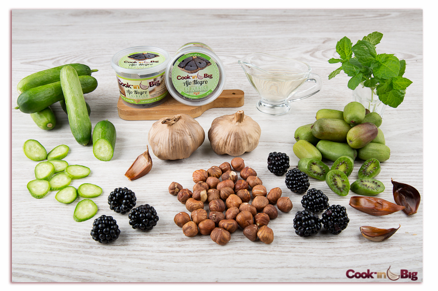 Mini Kiwis con Moras, Palomitas de Quinoa y Ajo Negro.
