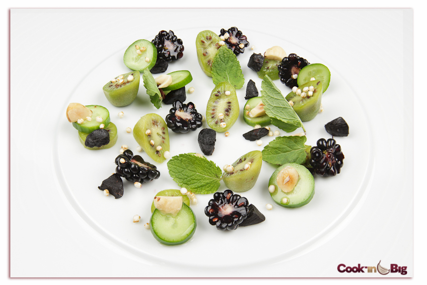 Mini Kiwis con Moras, Palomitas de Quinoa y Ajo Negro.