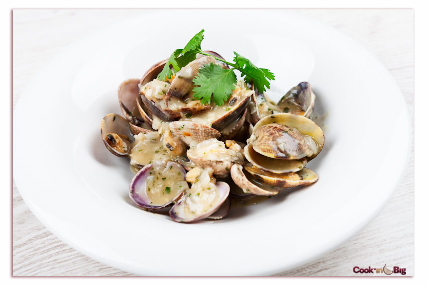 Almejas a la Marinera con Ajo Morado