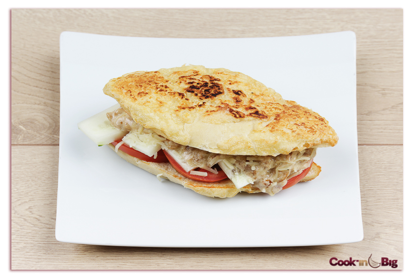 Bocadillo Vegetal de Pan de Cebolla con Crema de Ajo Spring Violeta