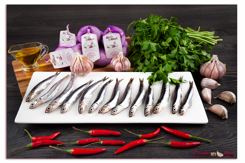 Boquerones en Vinagre con Ajo Castaño y Chile.
