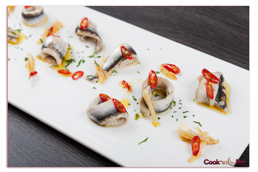 Boquerones en Vinagre con Ajo Castaño y Chile.