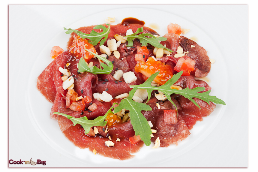 Carpaccio de Ternera con sofrito de ajo morado