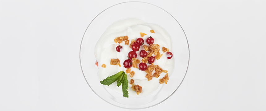 Copa de Yogur Griego con Mermelada de Tomate y Ajo Blanco