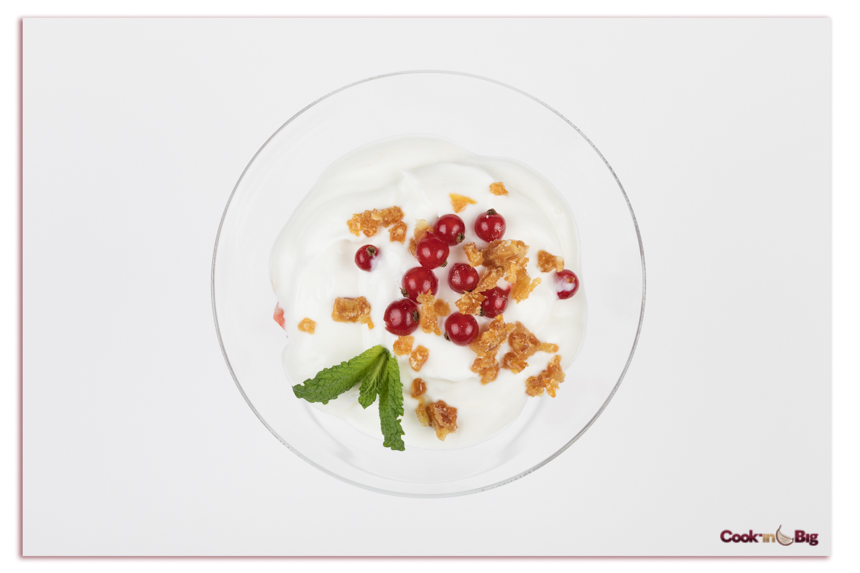 Copa de Yogur Griego con Mermelada de Tomate y Ajo Blanco