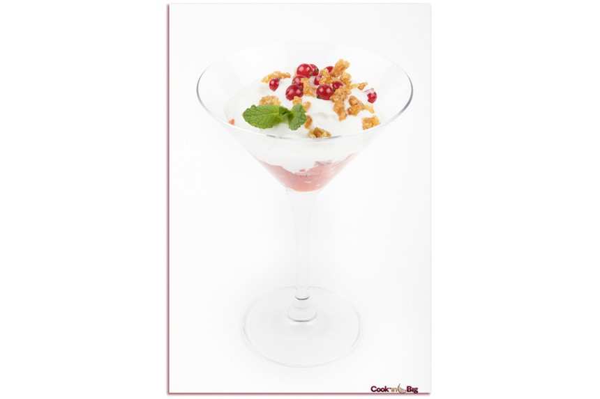 Copa de Yogur Griego con Mermelada de Tomate y Ajo Blanco
