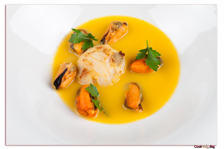 Crema de Marisco con Vieira, Mejillones y Ajo Blanco.