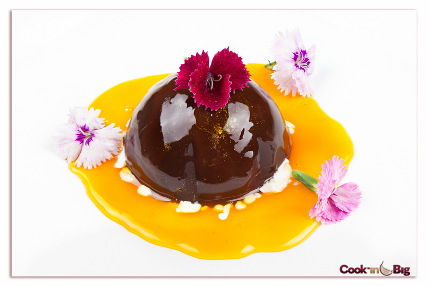 Cúpula de Chocolate, Salsa de Naranja y Mousse de Ajo Blanco.