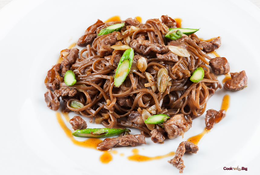 Emplatado final- Pasta Soba con Carne de Tudanca y Ajo Morado.