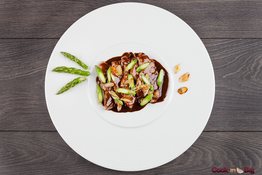 Emplatado final. Receta Presa Ibérica con Salsa de Carne y Ajo Spring Blanco