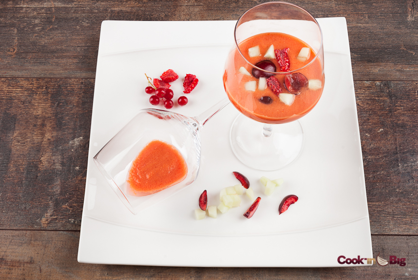 Emplatado. Gazpacho de Frutos Rojos y Ajo Blanco