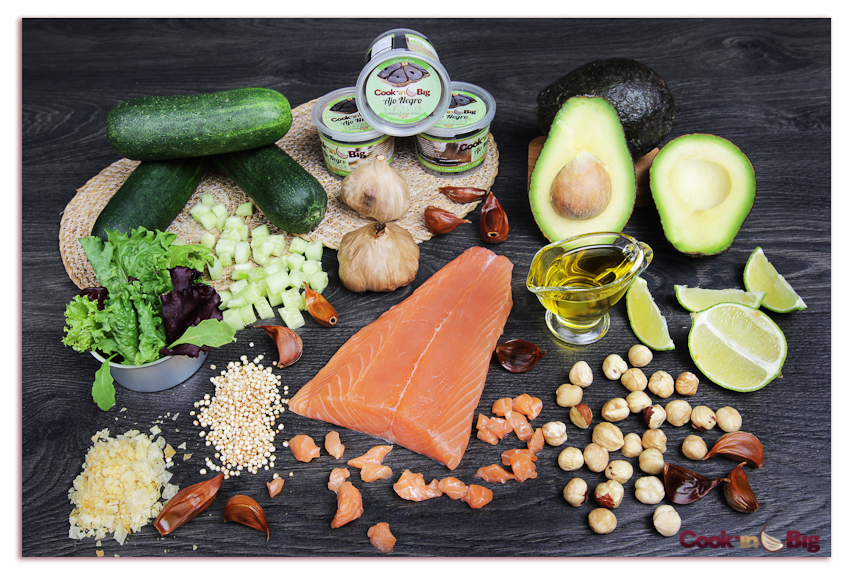 Ensalada de Brotes Tiernos, Salmón, Aguacate y Ajo Negro