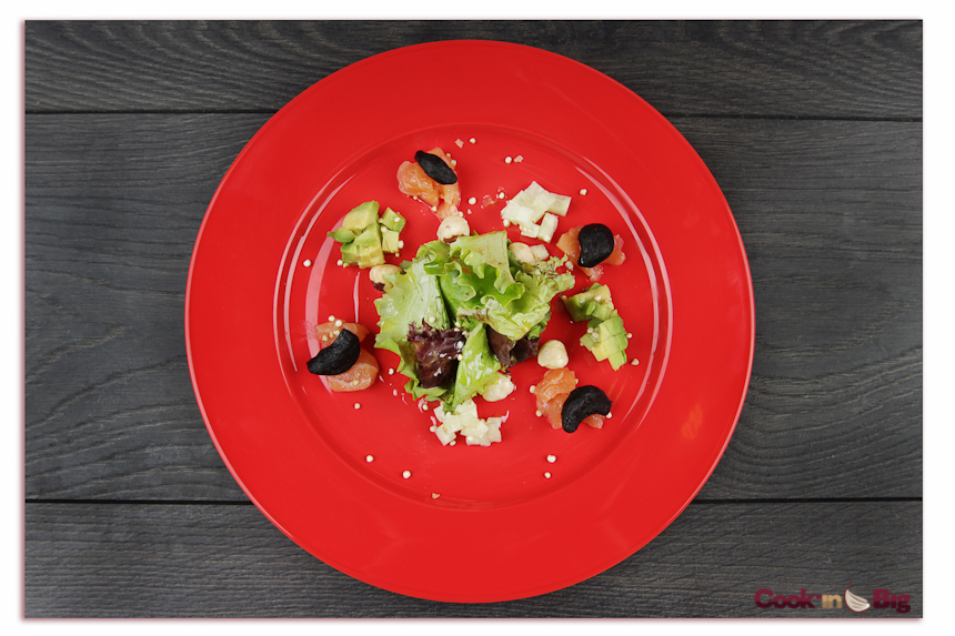 Ensalada de Brotes Tiernos, Salmón, Aguacate y Ajo Negro