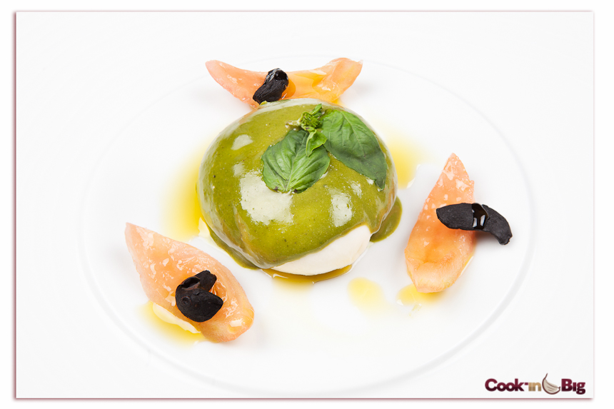 Ensalada de Burrata, Pesto, Albahaca y Ajo Negro