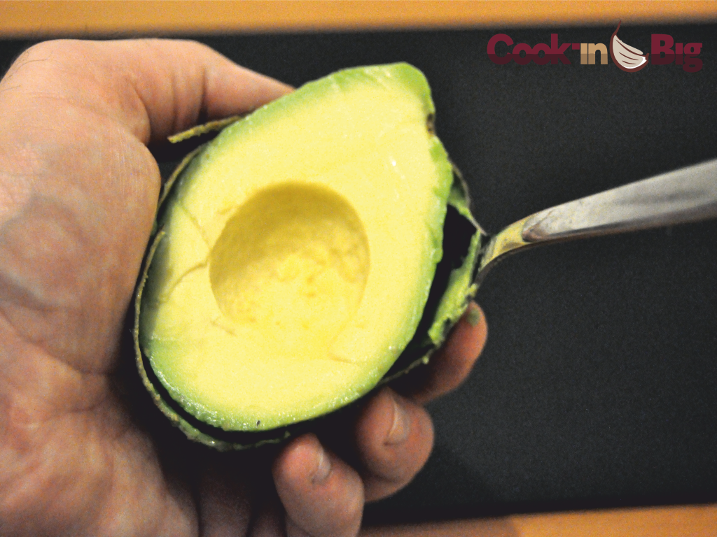 Extraemos la carne del aguacate con ayuda de una cuchara