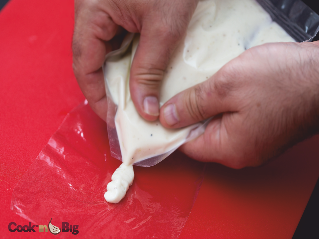 Introducimos la crema en una manga pastelera sin boquilla
