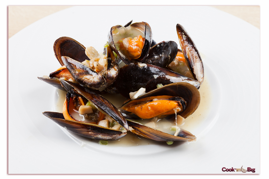 Mejillones con Setas Japonesas y Ajo Morado