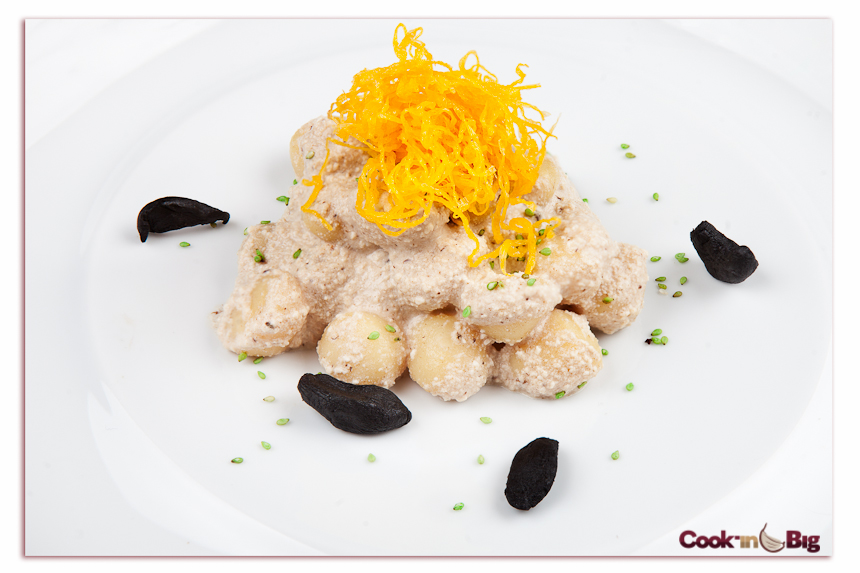 Ñoquis con Queso Ricotta, Huevo Hilado y Ajo Negro