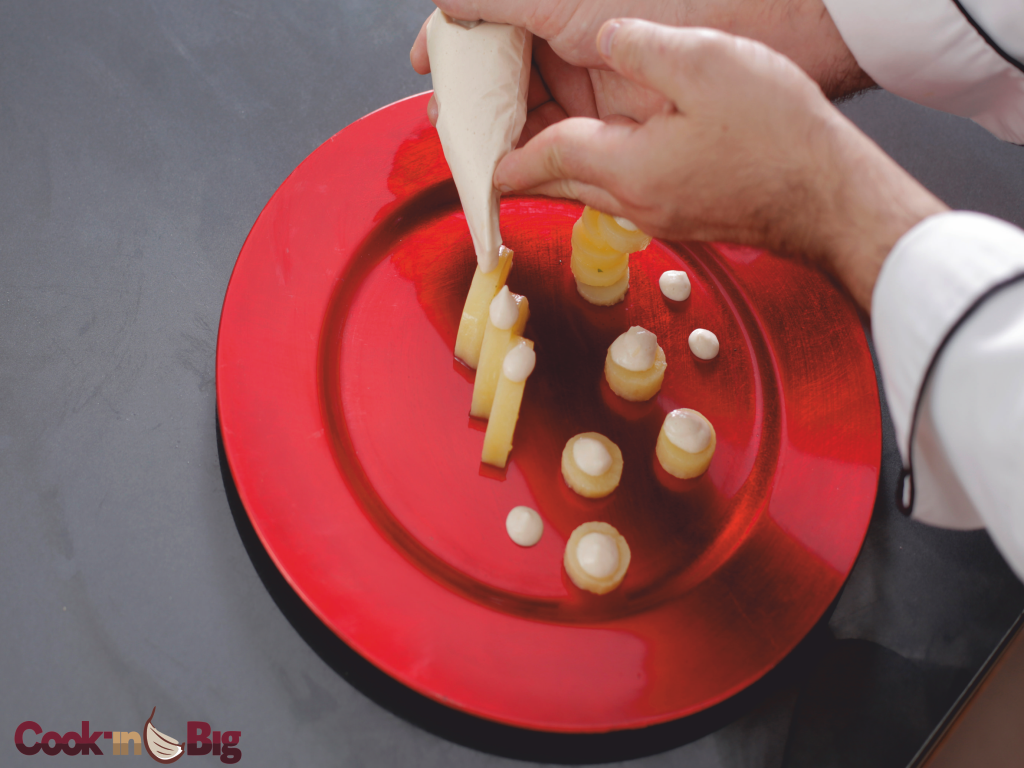 Paso 5 Receta Patatas con All i Oli y Huevas de Salmón