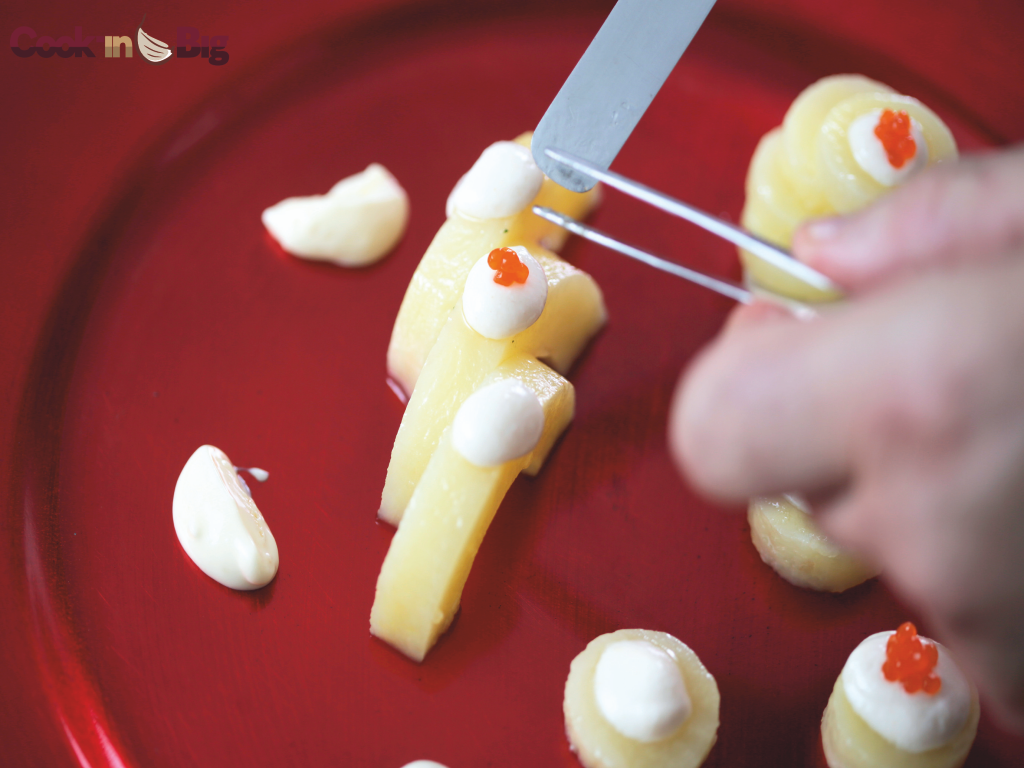 Paso 6 Receta Patatas con All i Oli y Huevas de Salmón