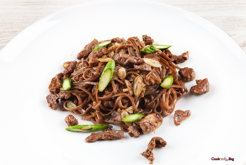 Paso 7 - emplatado final: Pasta Soba con Carne de Tudanca y Ajo Morado.
