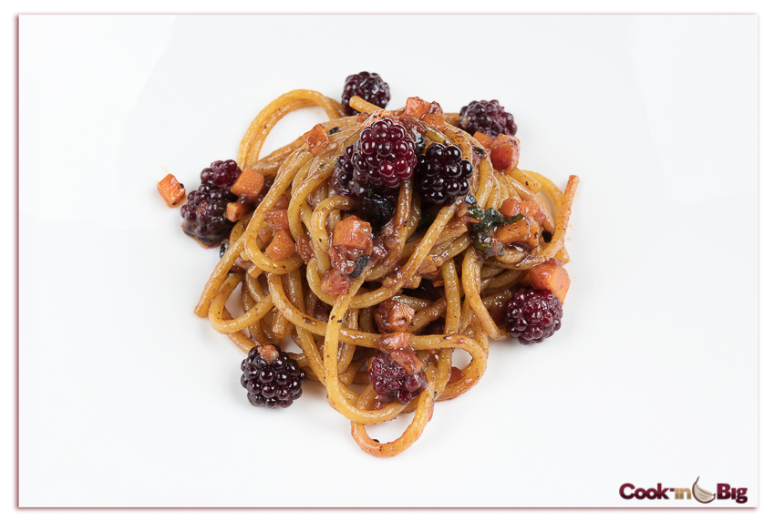Pasta Fresca con Moras, Verduras y Ajo Negro