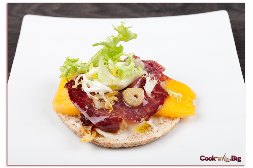 Sándwich Integral con Persimón, Queso Cremoso, Cecina y Ajo Spring Blanco.