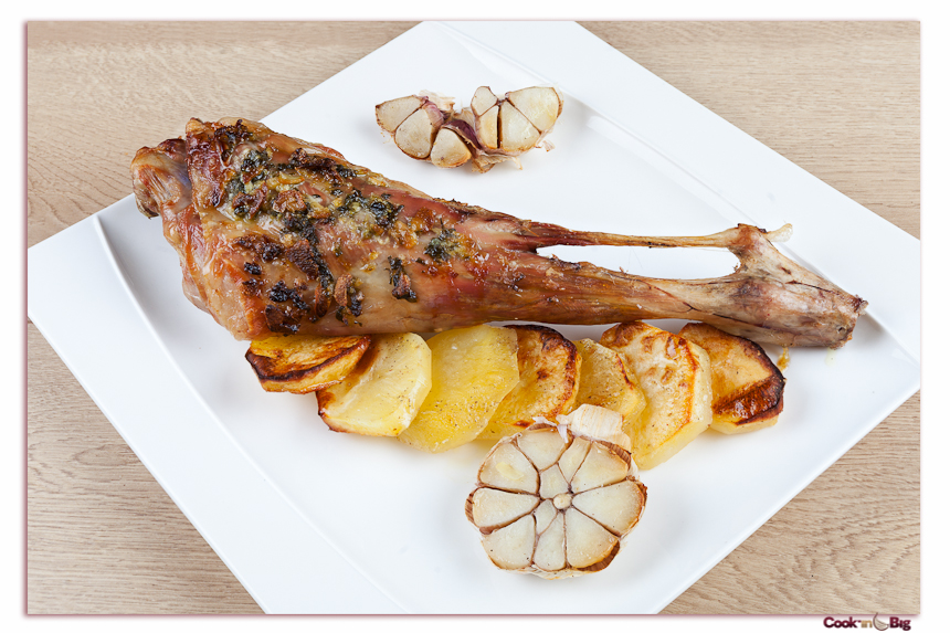 Pierna de Cordero Asada con Ajo Morado y Patatas al Horno.