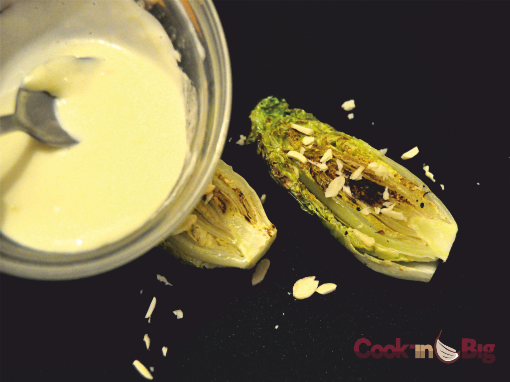 Salseamos con la crema de ajo, y añadimos las almendras laminadas y tostadas