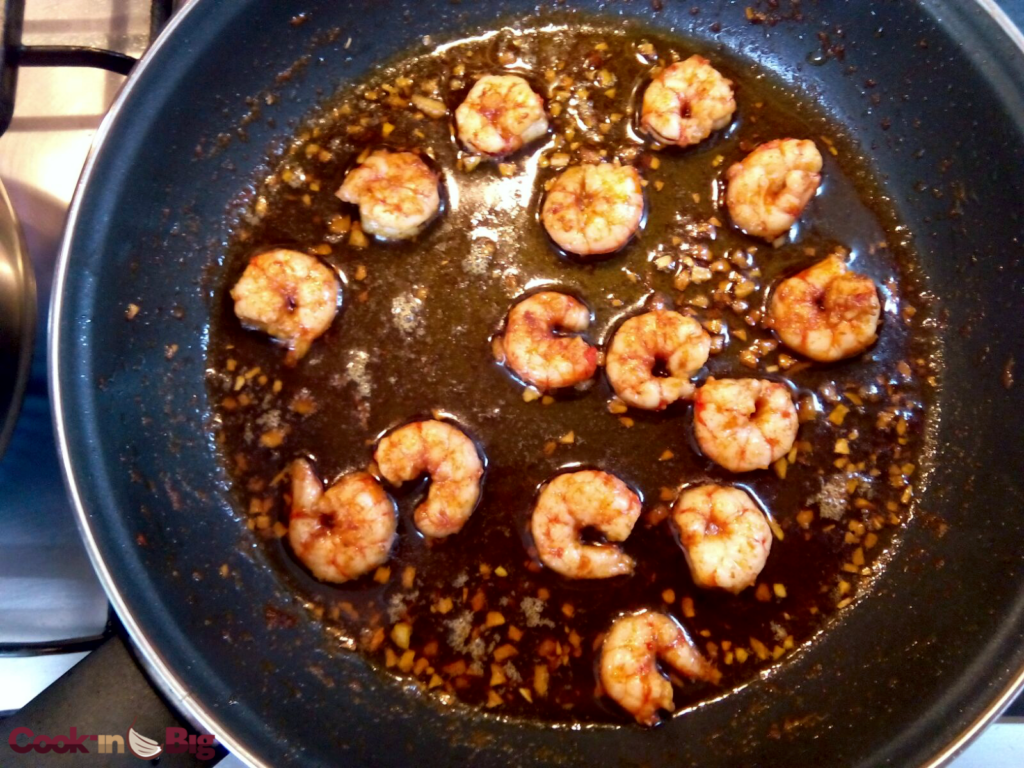Salteamos las gambas con el ajo bien picado