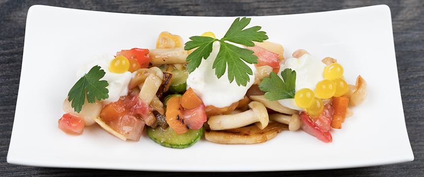 Setas salteadas con Verduritas, Fresas y Ajo Blanco