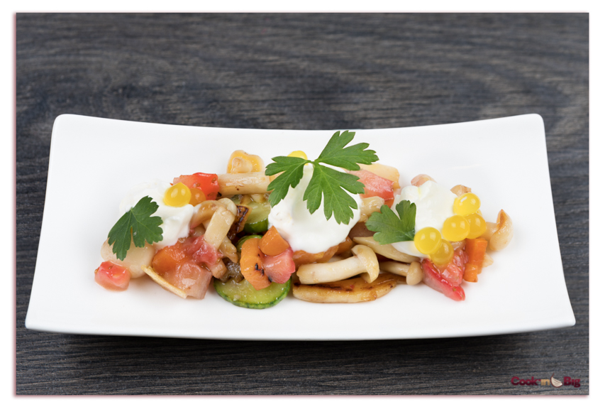 Setas salteadas con Verduritas, Fresas y Ajo Blanco