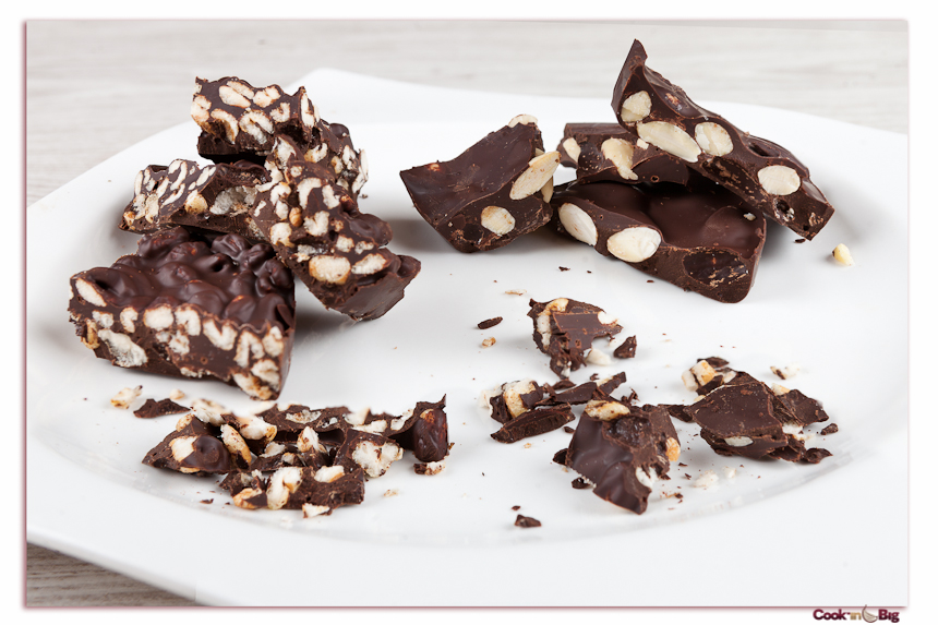 Tabletas Crujientes de Cacao, Almendras, Arroz Inflado y Ajo Negro.