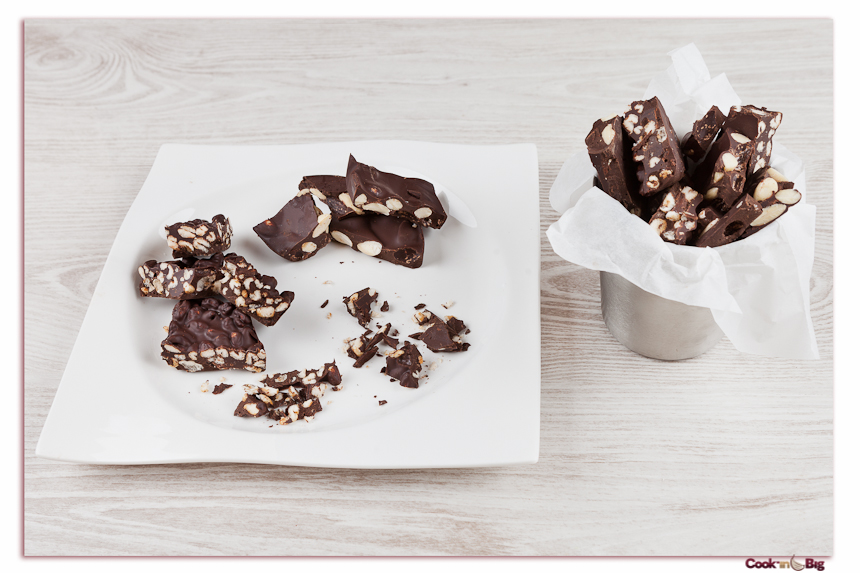 Tabletas Crujientes de Cacao, Almendras, Arroz Inflado y Ajo Negro.