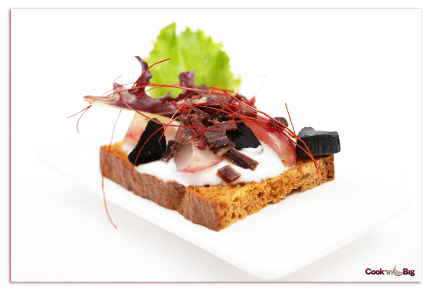 Tosta de Pan de Miel con Ajo Negro